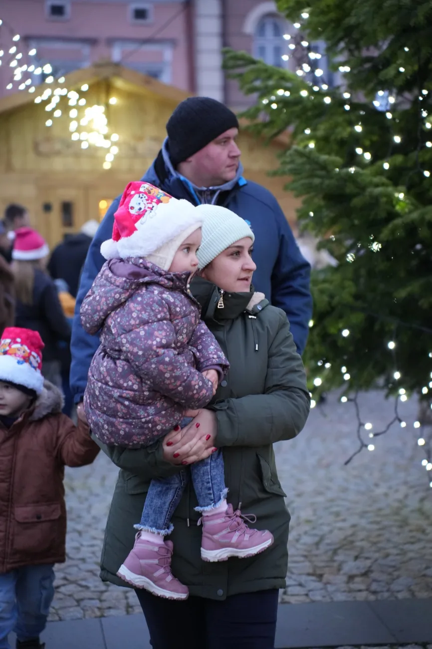 Skierniewice: Miasto Świętego Mikołaja rozświetliło Rynek! 3 2025 12 14 16 50 29 105