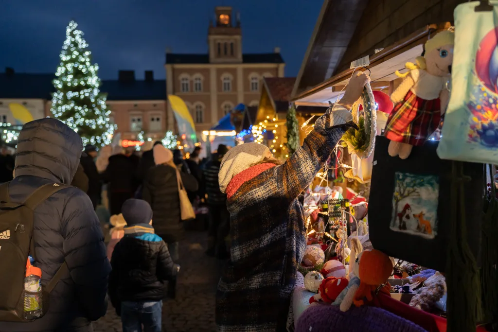 Skierniewice: Miasto Świętego Mikołaja rozświetliło Rynek! 1 2025 12 14 16 50 29 11