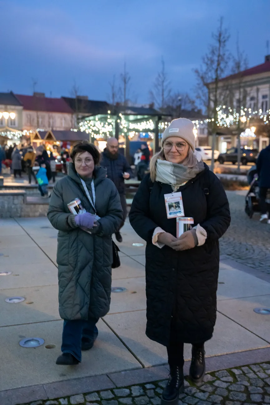 Skierniewice: Miasto Świętego Mikołaja rozświetliło Rynek! 1 2025 12 14 16 50 29 12