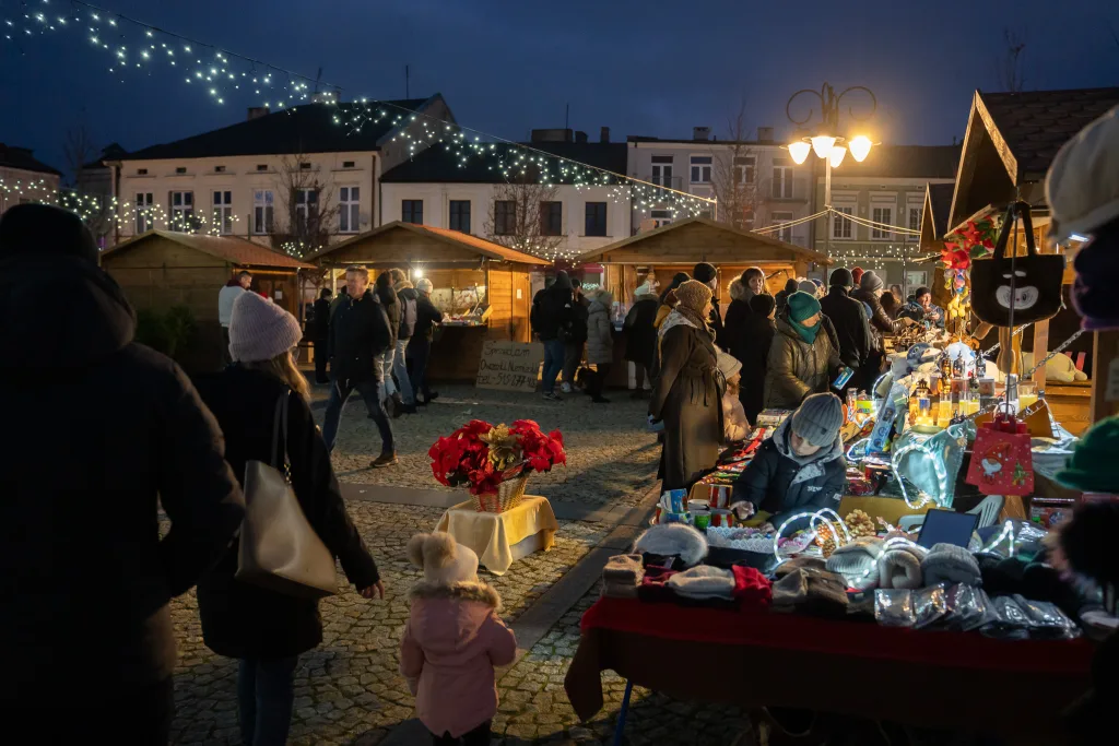 Skierniewice: Miasto Świętego Mikołaja rozświetliło Rynek! 1 2025 12 14 16 50 29 13