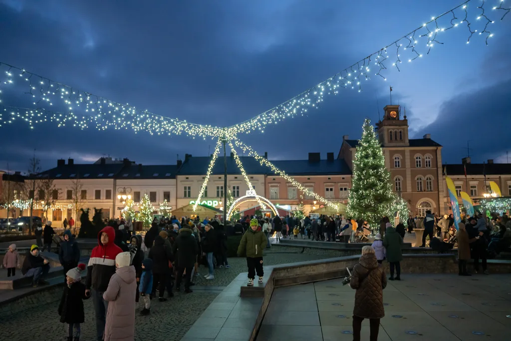 Skierniewice: Miasto Świętego Mikołaja rozświetliło Rynek! 5 2025 12 14 16 50 29 16