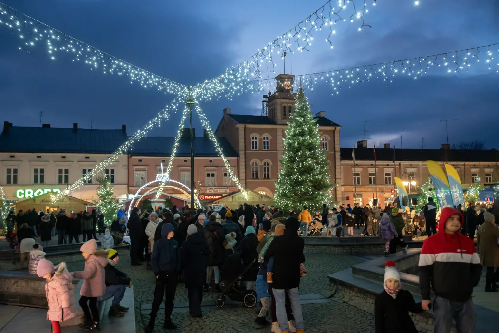Skierniewice: Miasto Świętego Mikołaja rozświetliło Rynek! 6 2025 12 14 16 50 29 17