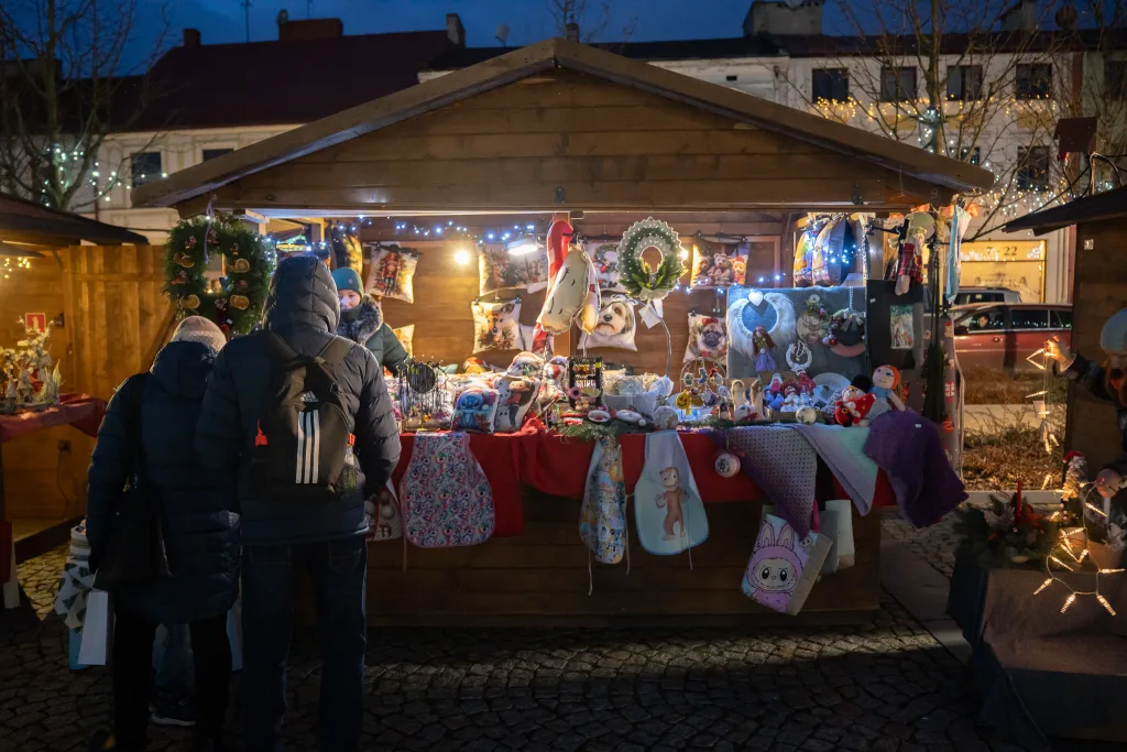 Skierniewice: Miasto Świętego Mikołaja rozświetliło Rynek! 6 2025 12 14 16 50 29 18