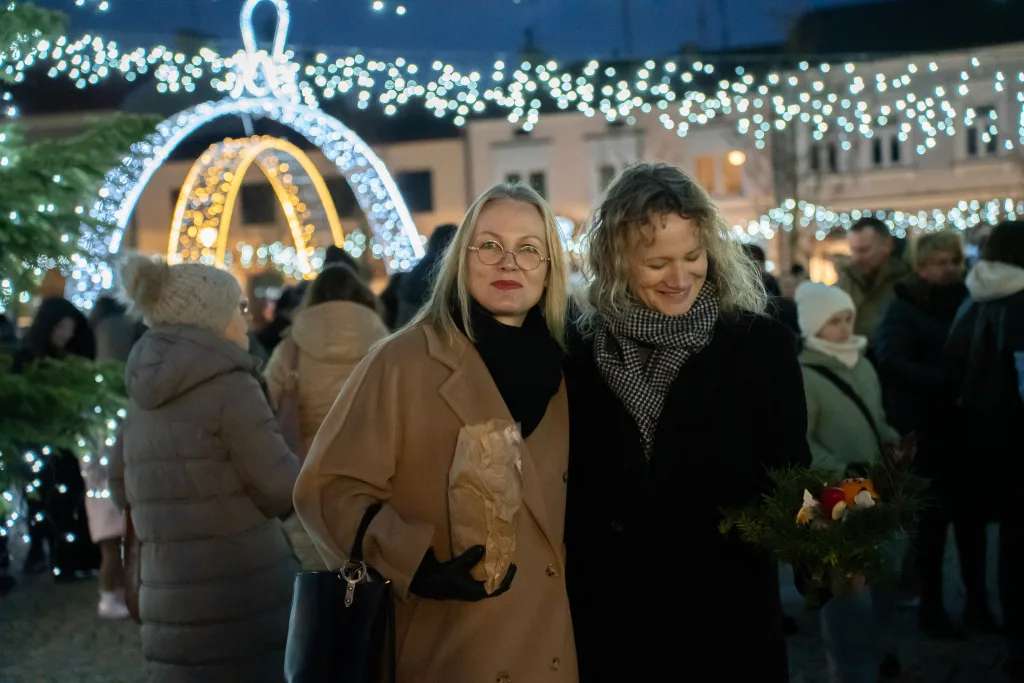 Skierniewice: Miasto Świętego Mikołaja rozświetliło Rynek! 6 2025 12 14 16 50 29 19