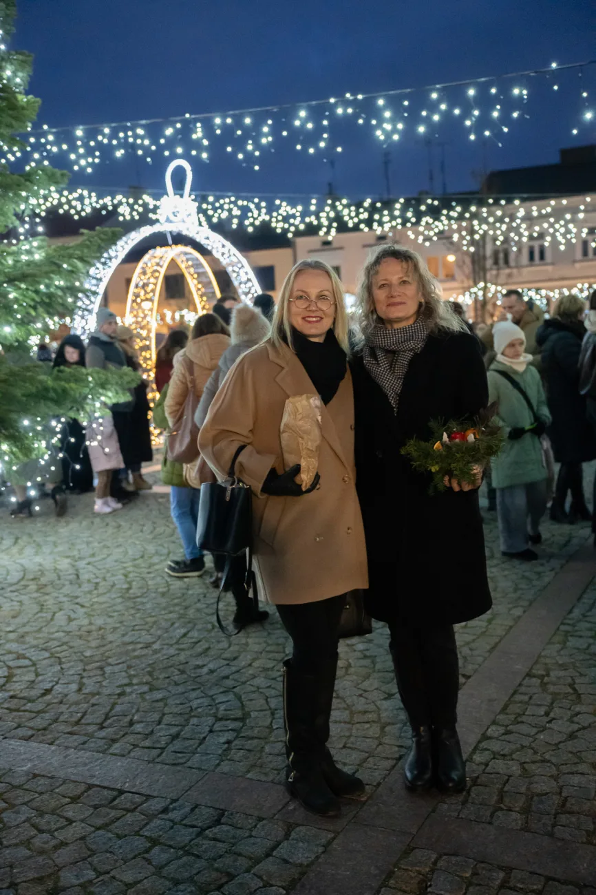 Skierniewice: Miasto Świętego Mikołaja rozświetliło Rynek! 6 2025 12 14 16 50 29 20