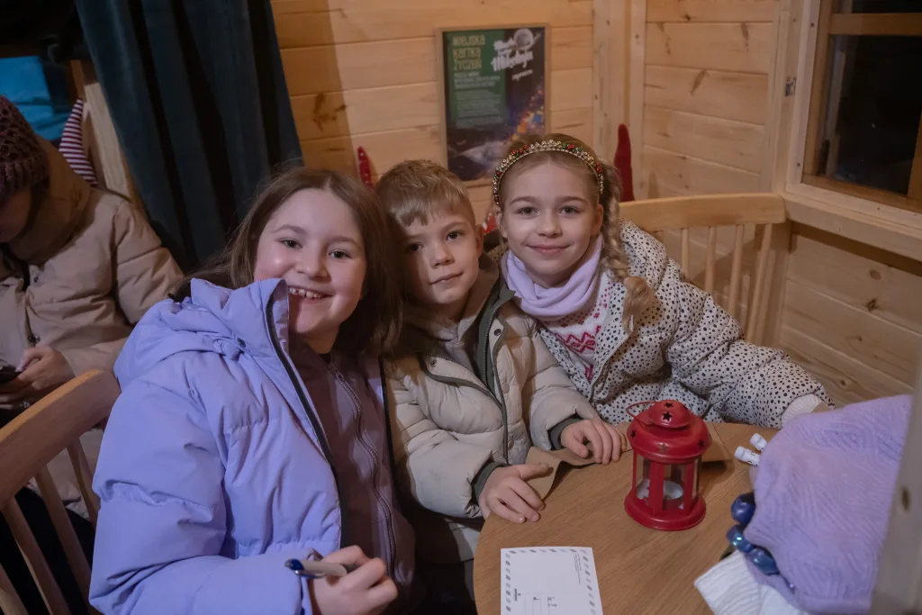 Skierniewice: Miasto Świętego Mikołaja rozświetliło Rynek! 1 2025 12 14 16 50 29 4