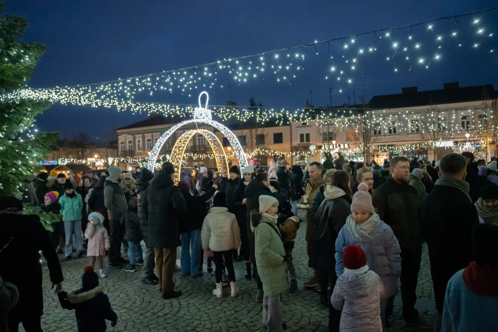 Skierniewice: Miasto Świętego Mikołaja rozświetliło Rynek! 1 2025 12 14 16 50 29 5