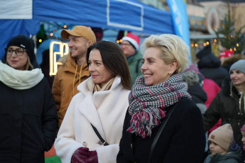 Skierniewice: Miasto Świętego Mikołaja rozświetliło Rynek! 1 2025 12 14 16 50 29 6