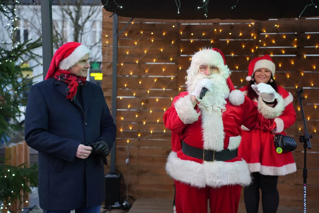 Skierniewice: Miasto Świętego Mikołaja rozświetliło Rynek! 1 2025 12 14 16 50 29 7