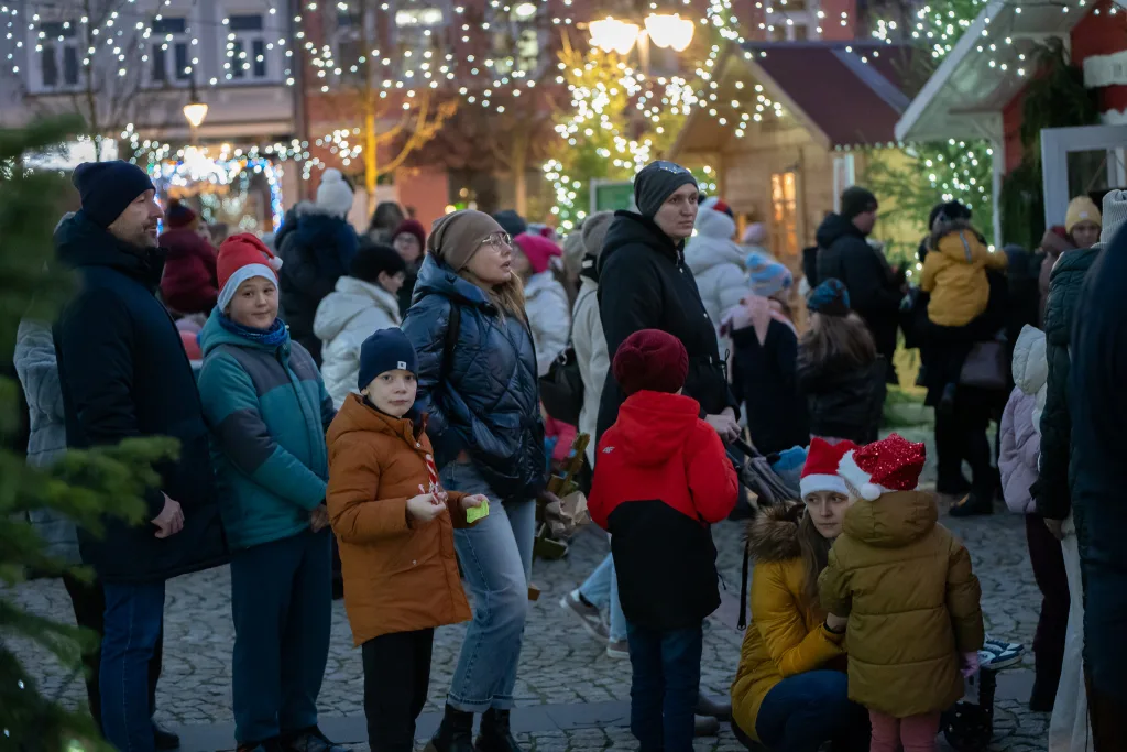 Skierniewice: Miasto Świętego Mikołaja rozświetliło Rynek! 1 2025 12 14 16 50 29 8