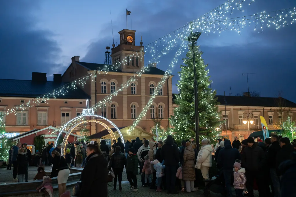 Skierniewice: Miasto Świętego Mikołaja rozświetliło Rynek! 1 2025 12 14 16 50 29 9