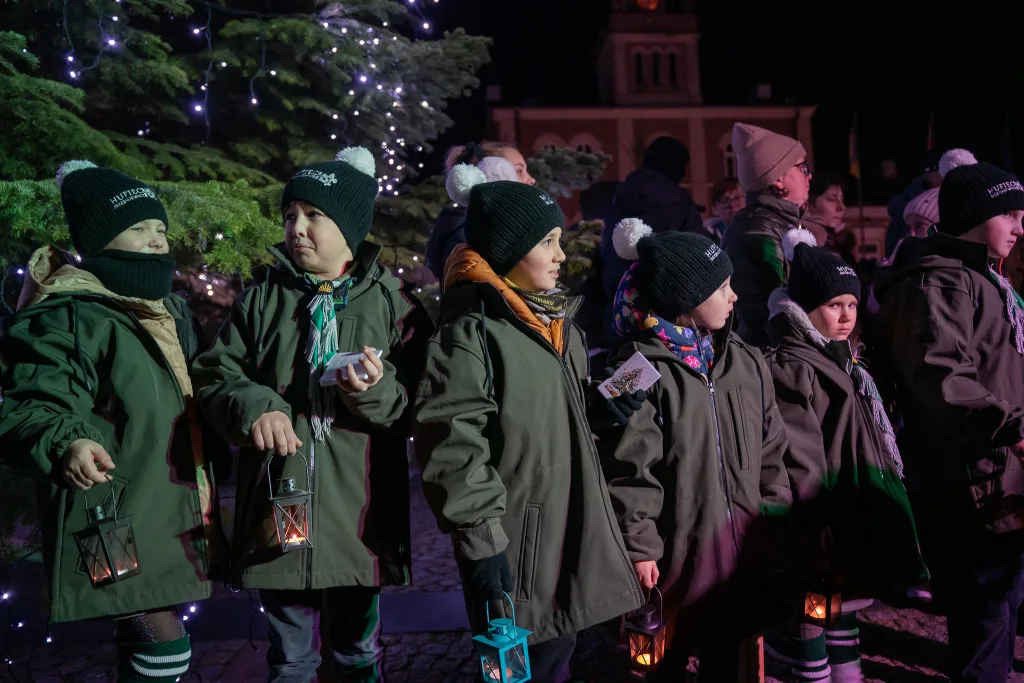 Betlejemskie Światło Pokoju już w Skierniewicach! ZHP Przekazało Płomień Nadziei 1 2025 12 14 21 35 53 10