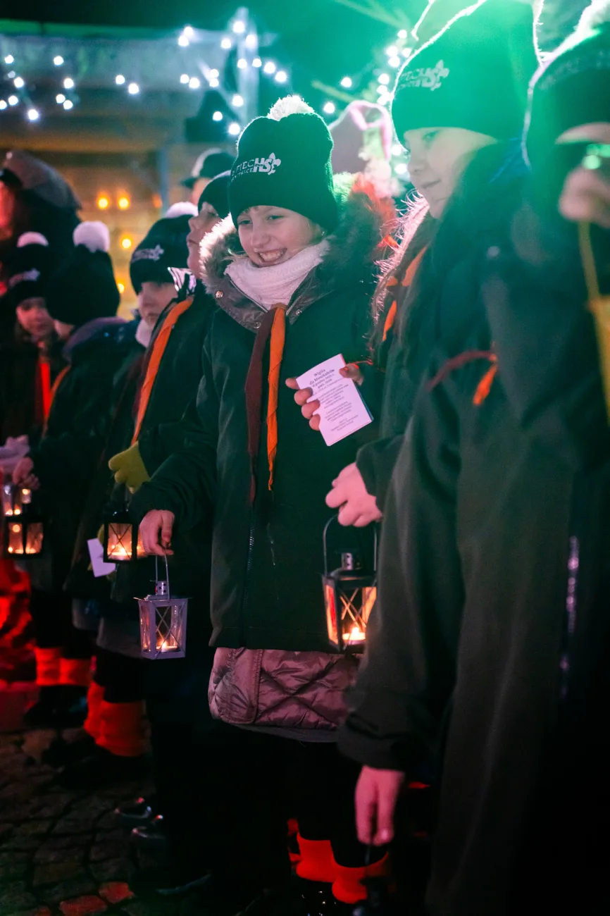 Betlejemskie Światło Pokoju już w Skierniewicach! ZHP Przekazało Płomień Nadziei 1 2025 12 14 21 35 53 11