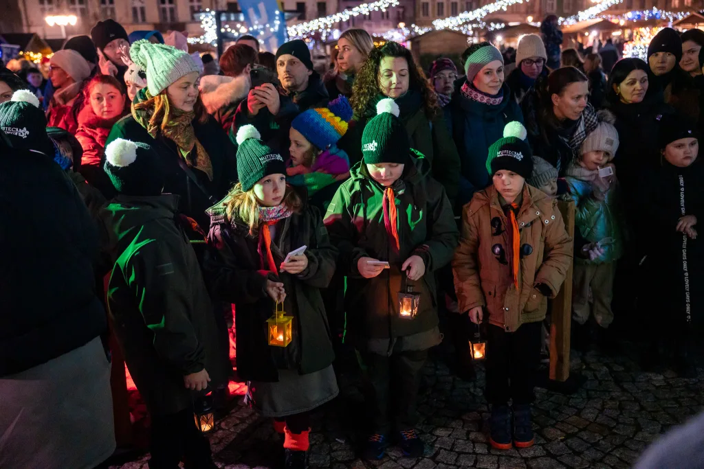 Betlejemskie Światło Pokoju już w Skierniewicach! ZHP Przekazało Płomień Nadziei 4 2025 12 14 21 35 53 17