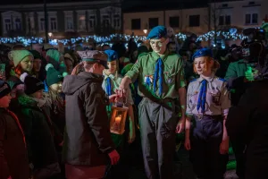 Betlejemskie Światło Pokoju już w Skierniewicach! ZHP Przekazało Płomień Nadziei 9 2025 12 14 21 35 53 2
