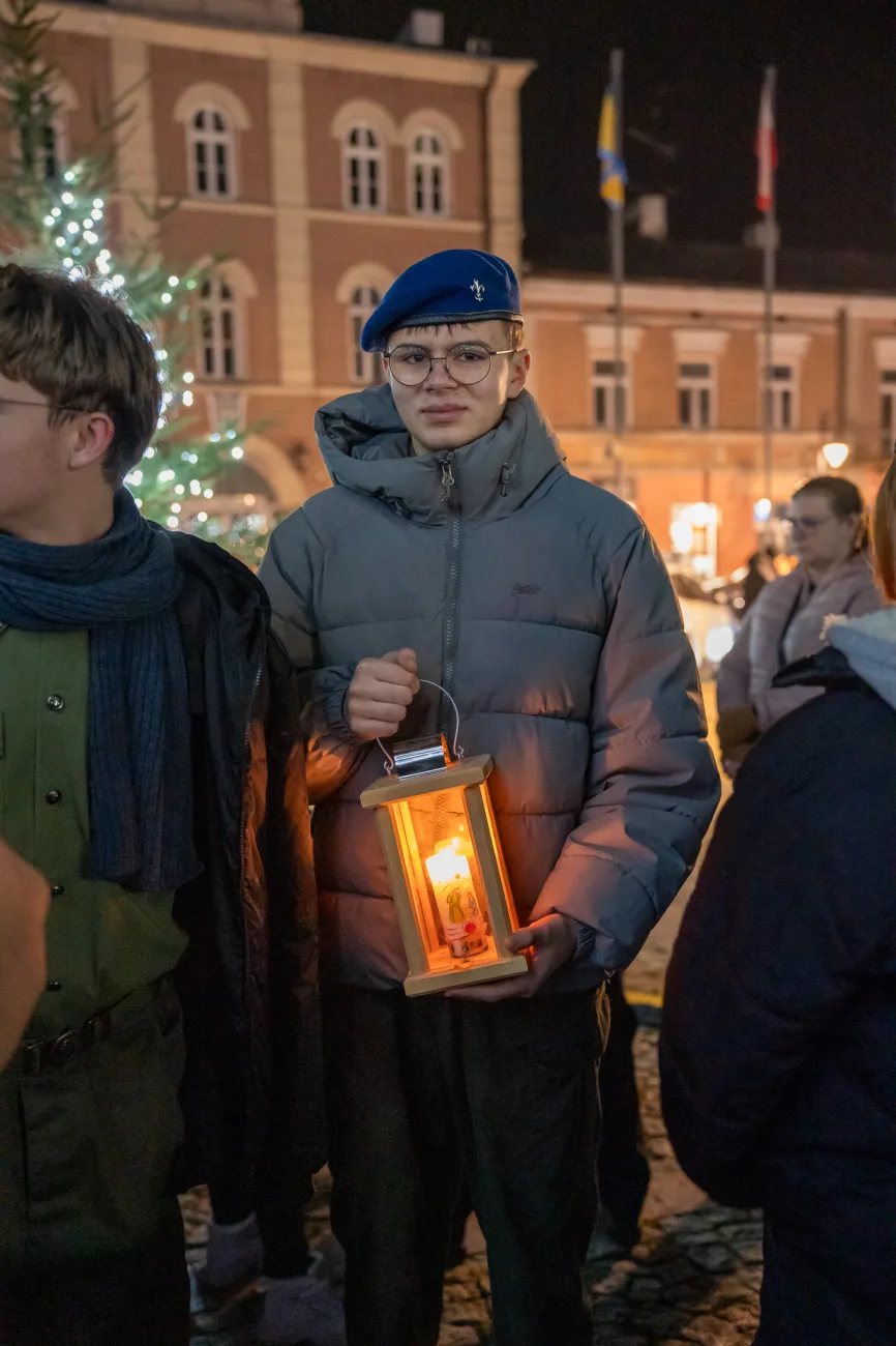 Betlejemskie Światło Pokoju już w Skierniewicach! ZHP Przekazało Płomień Nadziei 6 2025 12 14 21 35 53 23