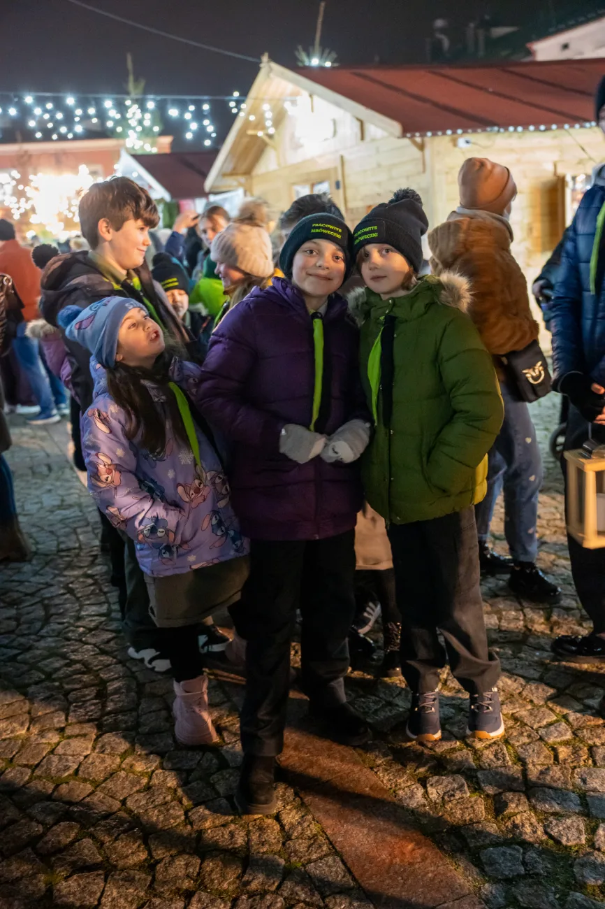 Betlejemskie Światło Pokoju już w Skierniewicach! ZHP Przekazało Płomień Nadziei 6 2025 12 14 21 35 53 25