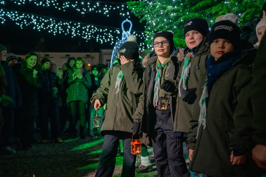 Betlejemskie Światło Pokoju już w Skierniewicach! ZHP Przekazało Płomień Nadziei 1 2025 12 14 21 35 53 3