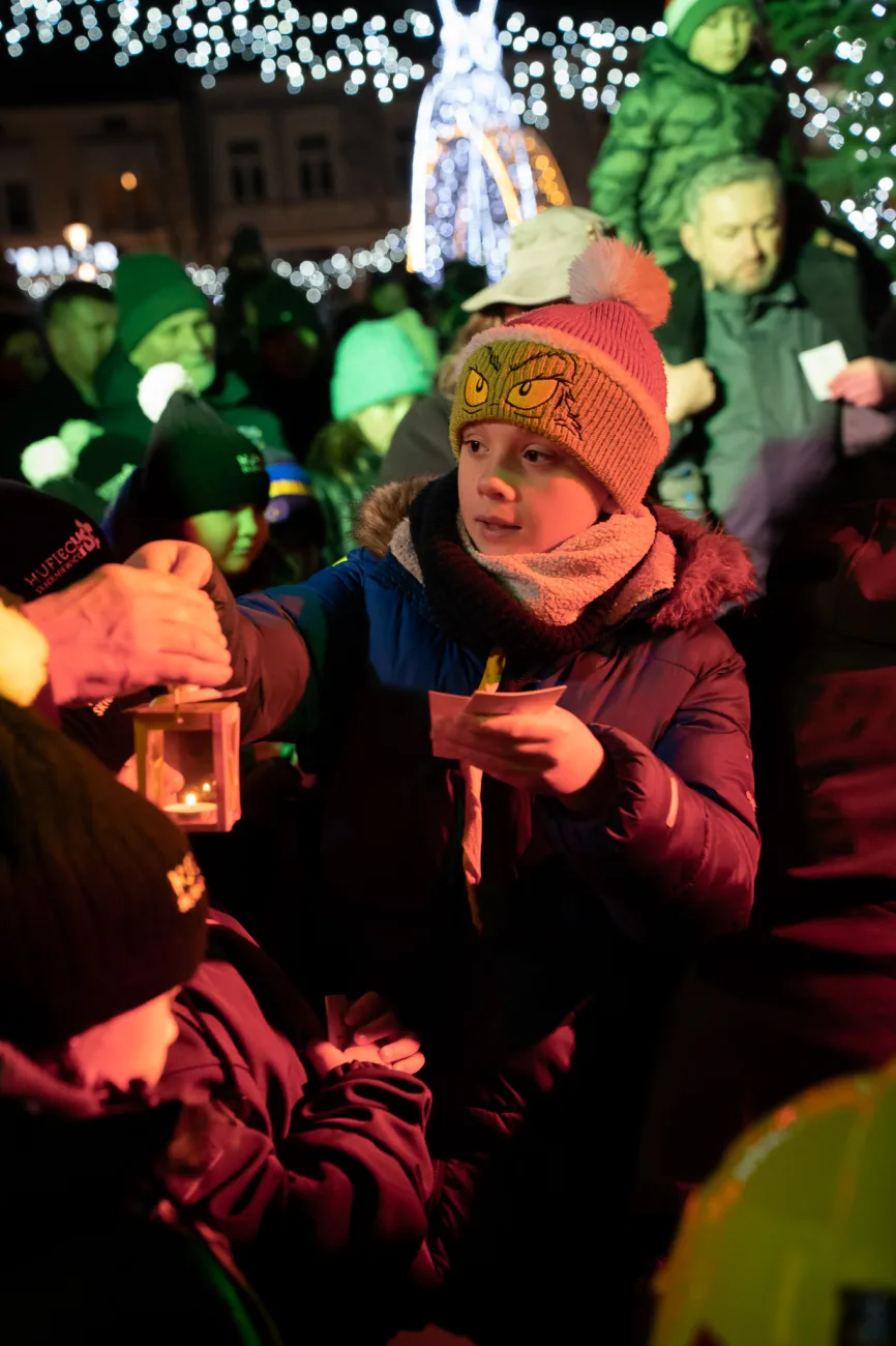 Betlejemskie Światło Pokoju już w Skierniewicach! ZHP Przekazało Płomień Nadziei 1 2025 12 14 21 35 53 5