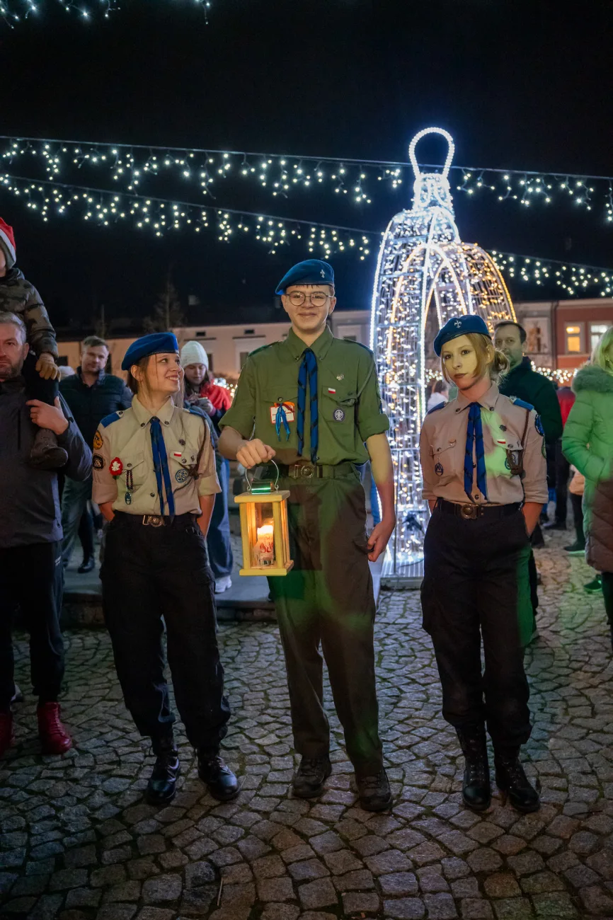 Betlejemskie Światło Pokoju już w Skierniewicach! ZHP Przekazało Płomień Nadziei 1 2025 12 14 21 35 53 7