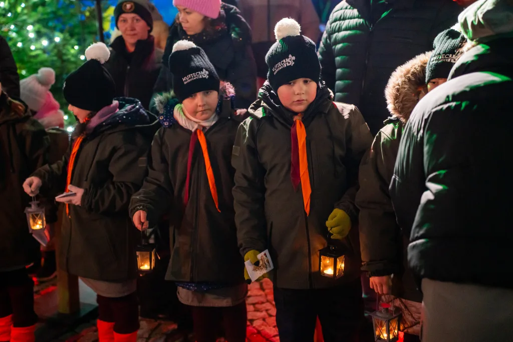 Betlejemskie Światło Pokoju już w Skierniewicach! ZHP Przekazało Płomień Nadziei 1 2025 12 14 21 35 53 9