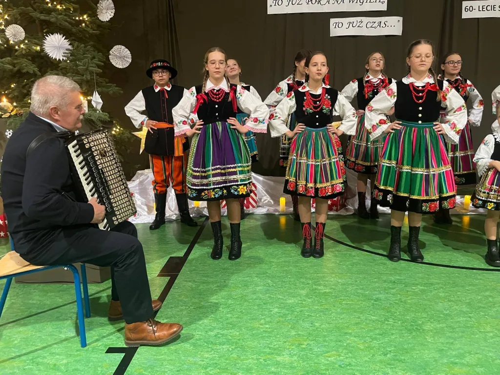 Wigilia Środowiskowa w Głuchowie: Tradycja i Jubileusze 1 2025 12 18 00 58 58 11