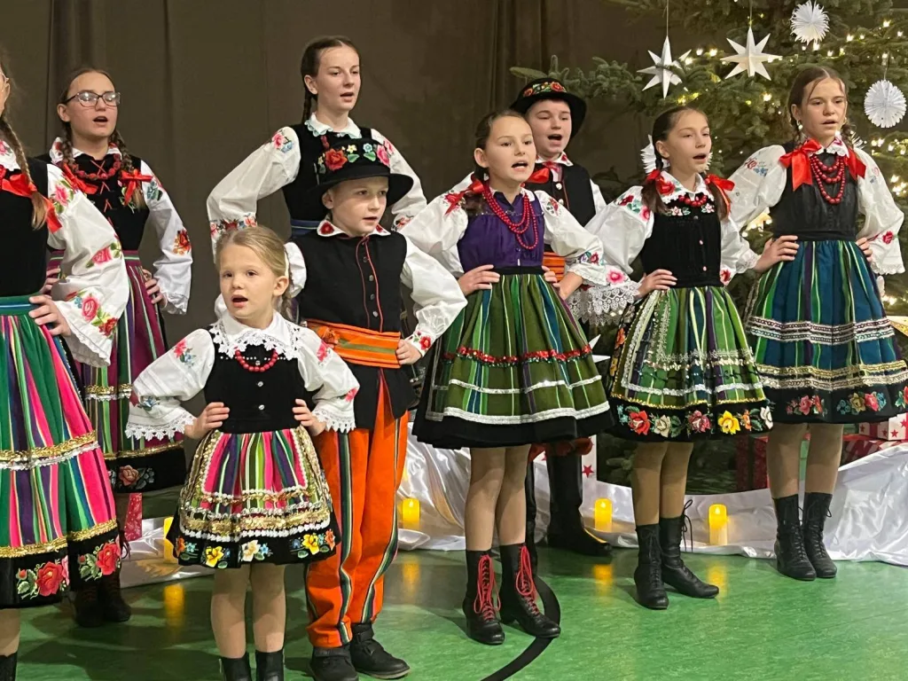 Wigilia Środowiskowa w Głuchowie: Tradycja i Jubileusze 1 2025 12 18 00 58 58 13