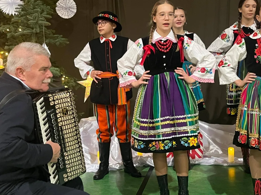 Wigilia Środowiskowa w Głuchowie: Tradycja i Jubileusze 5 2025 12 18 00 58 58 14