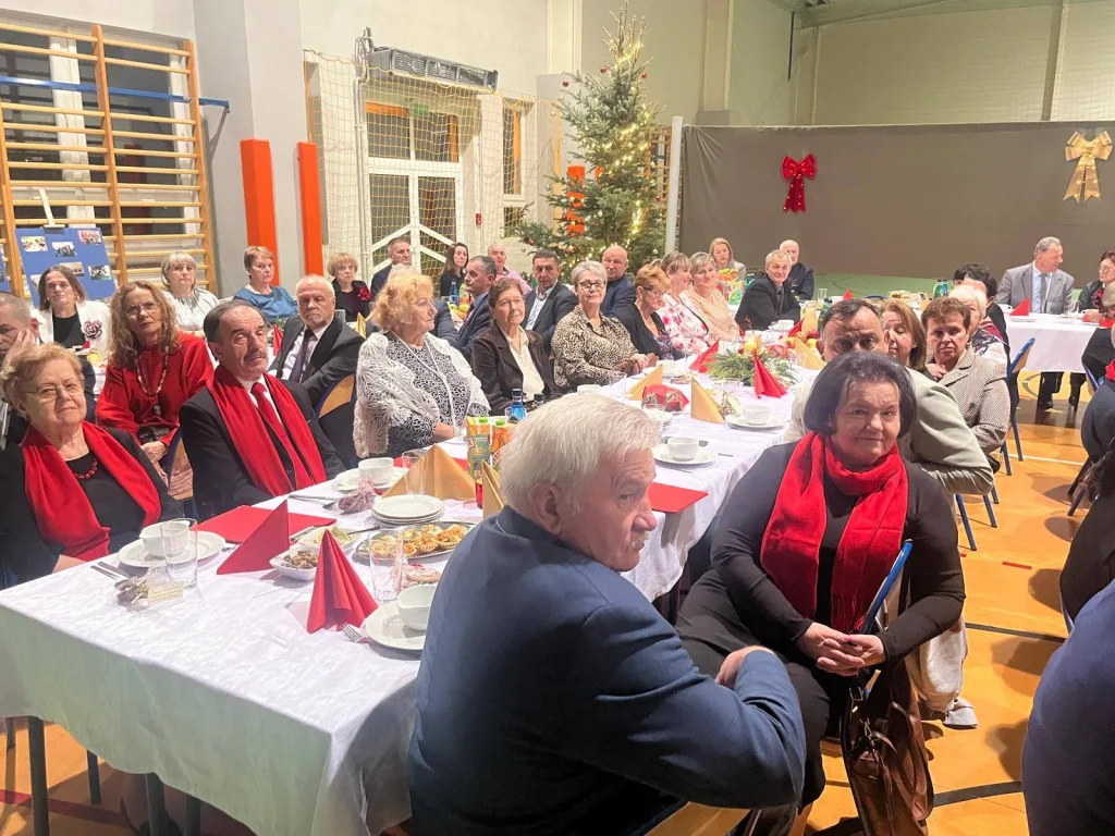 Wigilia Środowiskowa w Głuchowie: Tradycja i Jubileusze 4 2025 12 18 00 58 58 4