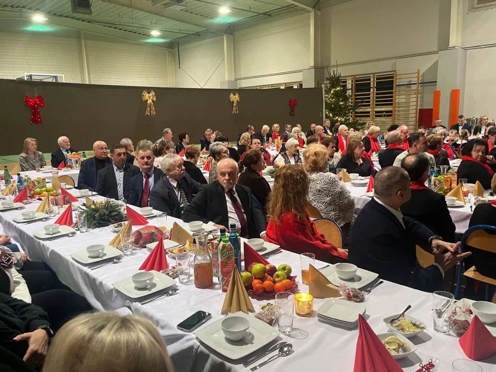 Wigilia Środowiskowa w Głuchowie: Tradycja i Jubileusze 4 2025 12 18 00 58 58 6