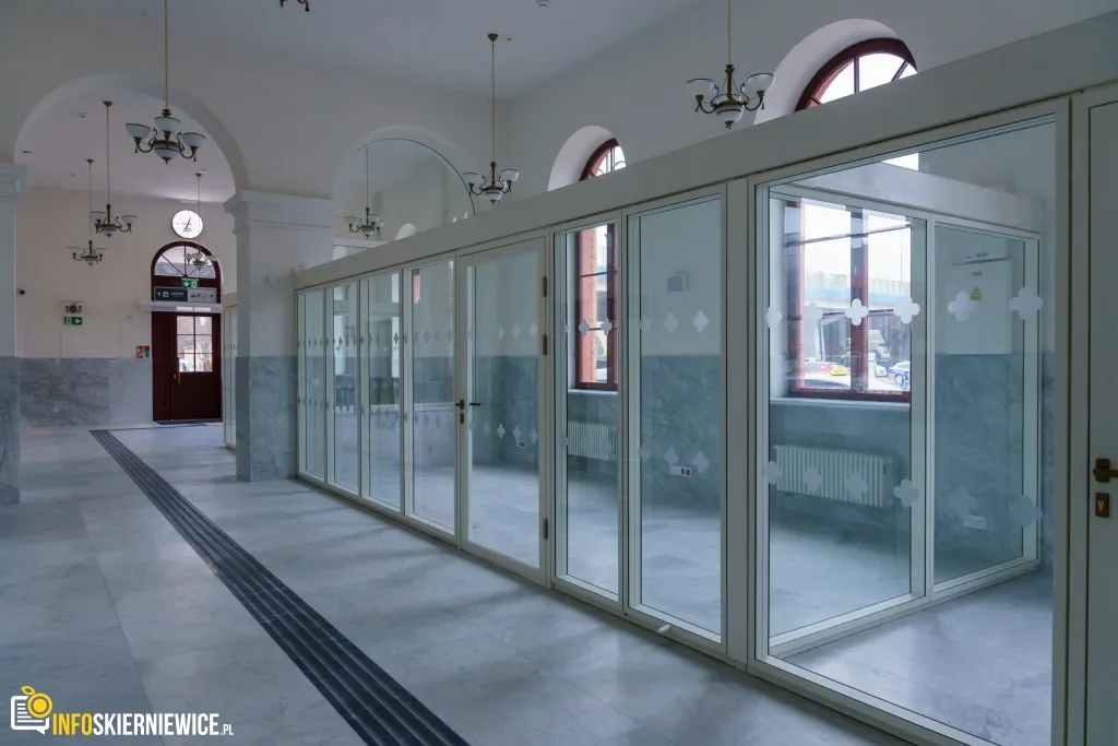 Zabytkowy dworzec w Skierniewicach powraca w blasku. Koniec modernizacji za 45 milionów złotych 1 dworzec kolejowy w skierniewicach po modernizacji oficjalnie oddany 8 z 60 1024x683 watermarked large