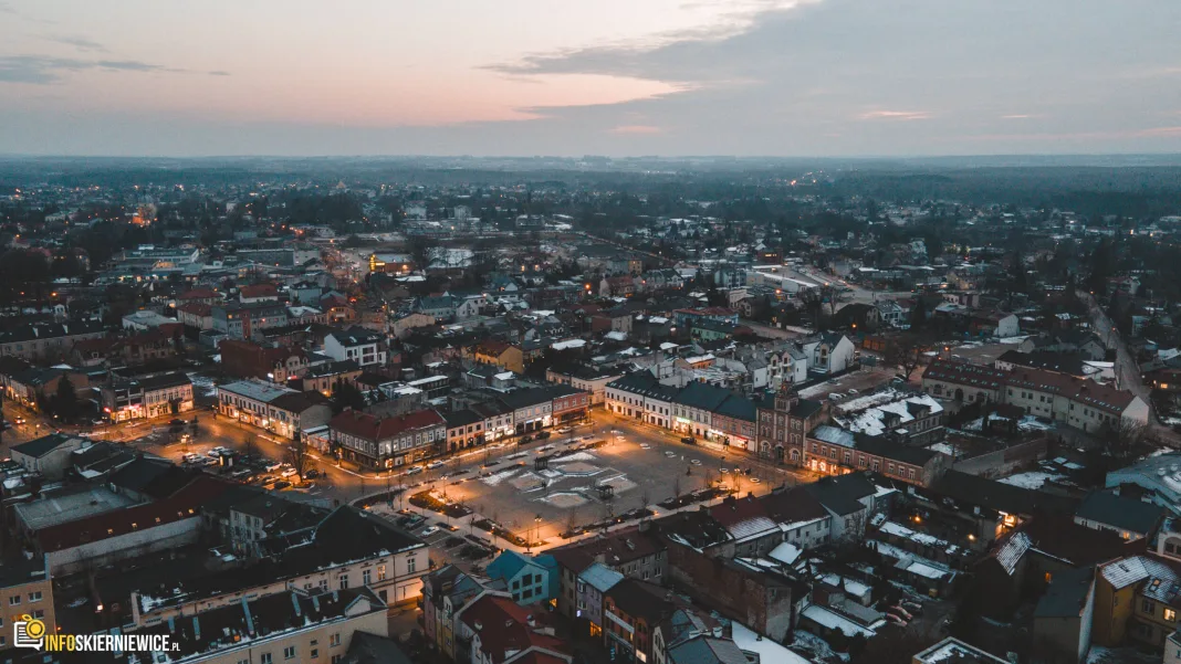 Demografia Skierniewic - widok na Rynek w zimowej aurze fot. Adam Sobieszek