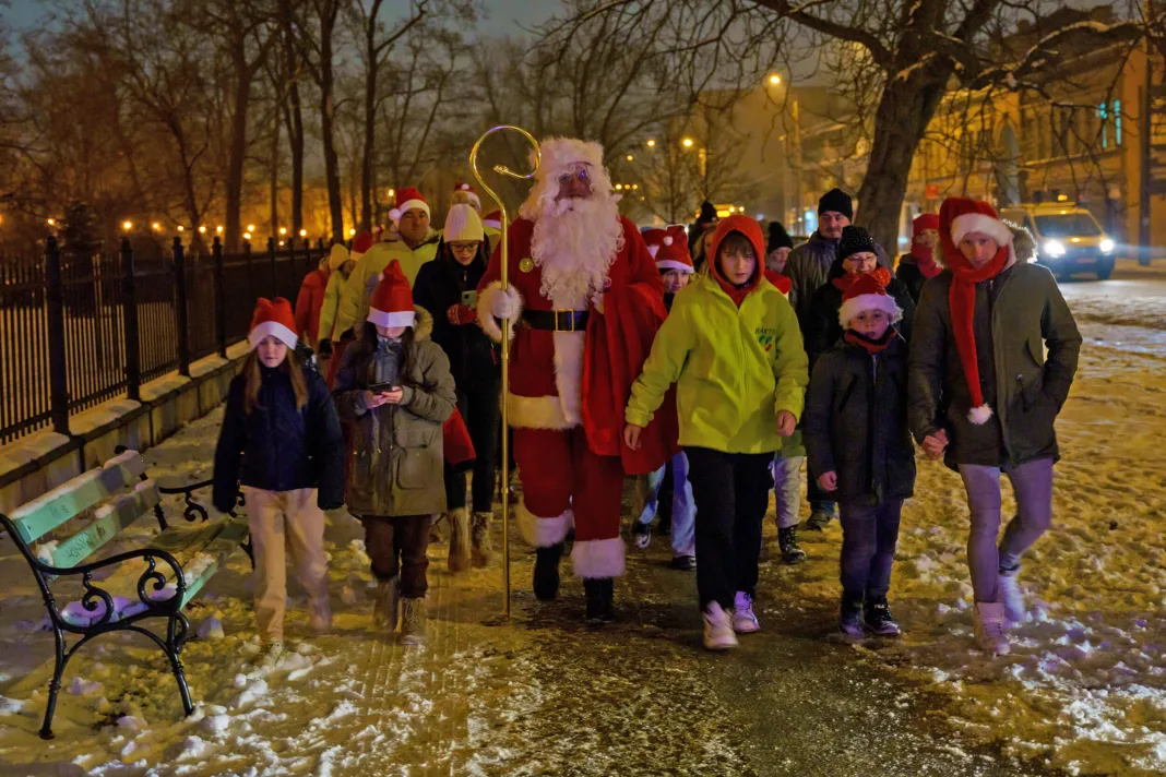Marsz Mikołajów w Skierniewicach – mieszkańcy podczas świątecznego spaceru ulicami miasta