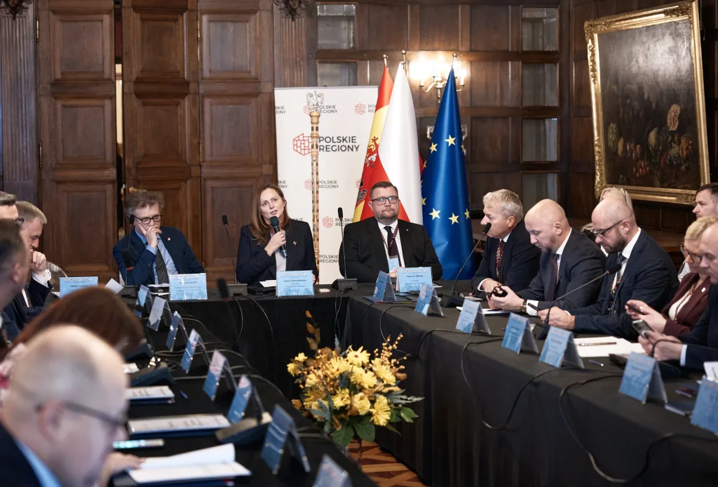 Łódzkie dla Ciebie: 16 marszałków, nowy ambasador, nowe pociągi i karetki 7 tr65743net