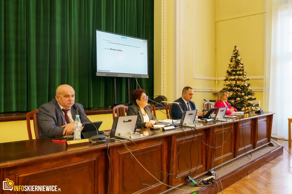 Budżet Powiatu Skierniewickiego na 2026 rok przyjęty. Inwestycje priorytetem 9 xxii sesja rady powiatu skierniewickiego 1 z 16 1024x683 watermarked large