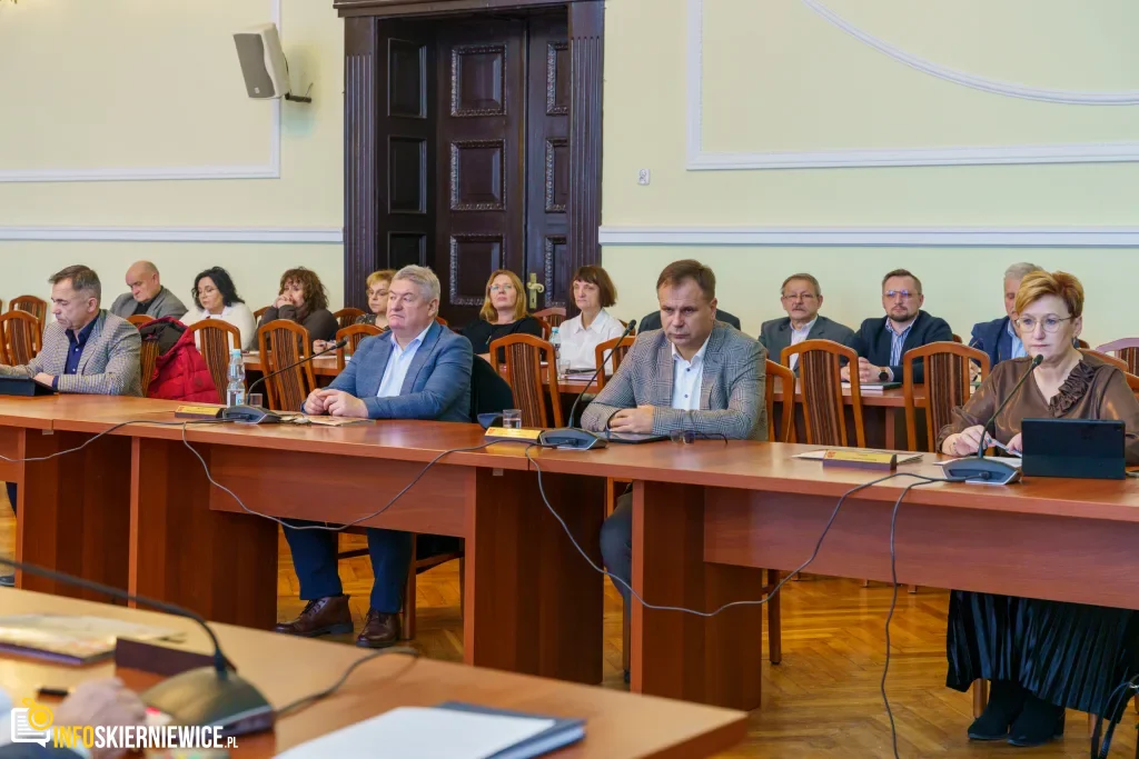 Budżet Powiatu Skierniewickiego na 2026 rok przyjęty. Inwestycje priorytetem 1 xxii sesja rady powiatu skierniewickiego 10 z 16 1024x683 watermarked large
