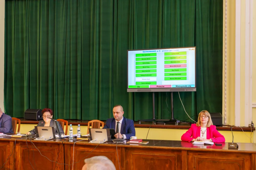 Budżet Powiatu Skierniewickiego na 2026 rok przyjęty. Inwestycje priorytetem 15 Budżet Powiatu Skierniewickiego na 2026 rok przyjęty podczas XXII Sesji Rady Powiatu. fot. INFOSkierniewice.pl/Adam Sobieszek