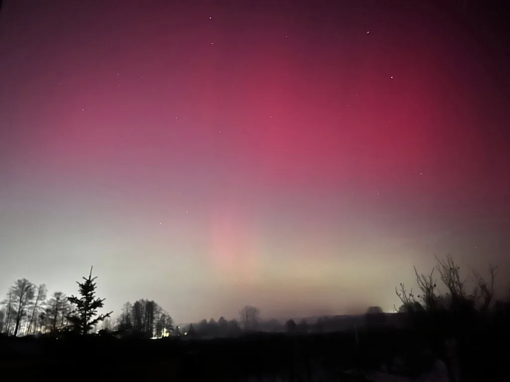 magia na niebie nad skierniewicami zorza polarna zachwycila mieszkancow2026 01 19 23 22 42