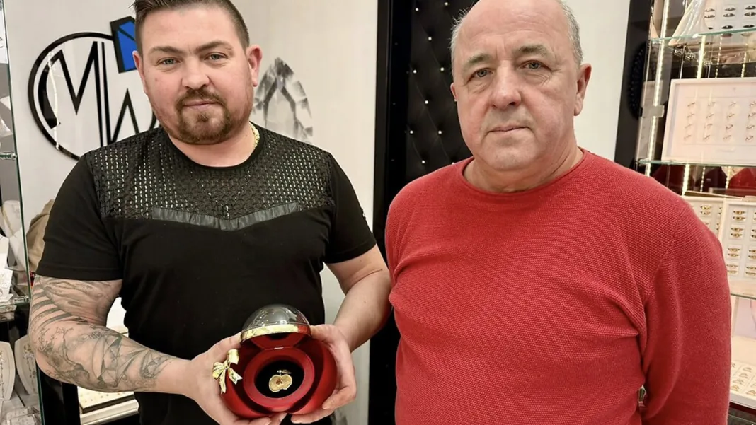 Marek i Mariusz Woźniakowie z MW Jubiler prezentują Złote Jabłuszko WOŚP 2026