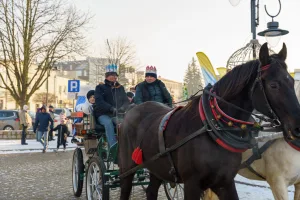 Pierwszy Orszak Trzech Króli w Skierniewicach przeszedł z Zadębia na Rynek 8 pierwszy orszak trzech kroli przeszedl ulicami skierniewic 1 z 86