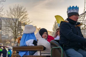 Pierwszy Orszak Trzech Króli w Skierniewicach przeszedł z Zadębia na Rynek 9 pierwszy orszak trzech kroli przeszedl ulicami skierniewic 2 z 86