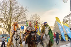 Pierwszy Orszak Trzech Króli w Skierniewicach przeszedł z Zadębia na Rynek 10 pierwszy orszak trzech kroli przeszedl ulicami skierniewic 3 z 86