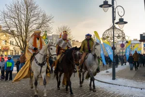 Pierwszy Orszak Trzech Króli w Skierniewicach przeszedł z Zadębia na Rynek 11 pierwszy orszak trzech kroli przeszedl ulicami skierniewic 4 z 86