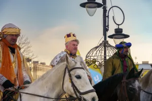 Pierwszy Orszak Trzech Króli w Skierniewicach przeszedł z Zadębia na Rynek 12 pierwszy orszak trzech kroli przeszedl ulicami skierniewic 5 z 86