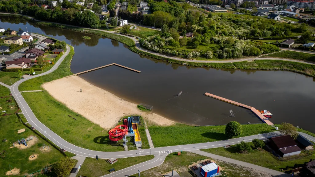 Skierniewice z dzieckiem. 22 atrakcje dla dzieci w Skierniewicach 4 Skierniewice z dzieckiem – atrakcje dla dzieci nad Zalewem Zadębie fot. fb / Zalew Zadębie Skierniewice
