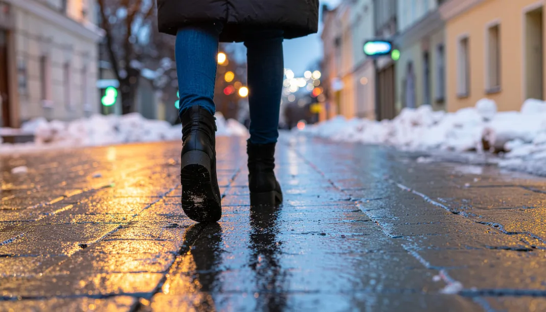 IMGW ostrzega przed oblodzeniem w Skierniewicach. Spadek temperatury do -6°C spowoduje śliskie drogi i chodniki. Sprawdź prognozę i zadbaj o bezpieczeństwo!