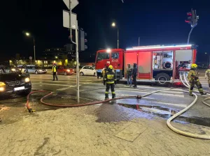 5 samochod plonal na wiadukcie w skierniewicach