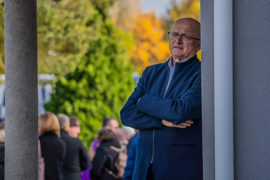 Cmentarz komunalny w Skierniewicach będzie rozbudowany. Zapadła decyzja, na którą czekali mieszkańcy 4 Prezes spółki ARS Jacek Staryga na tle nekropolii – Cmentarz komunalny w Skierniewicach.