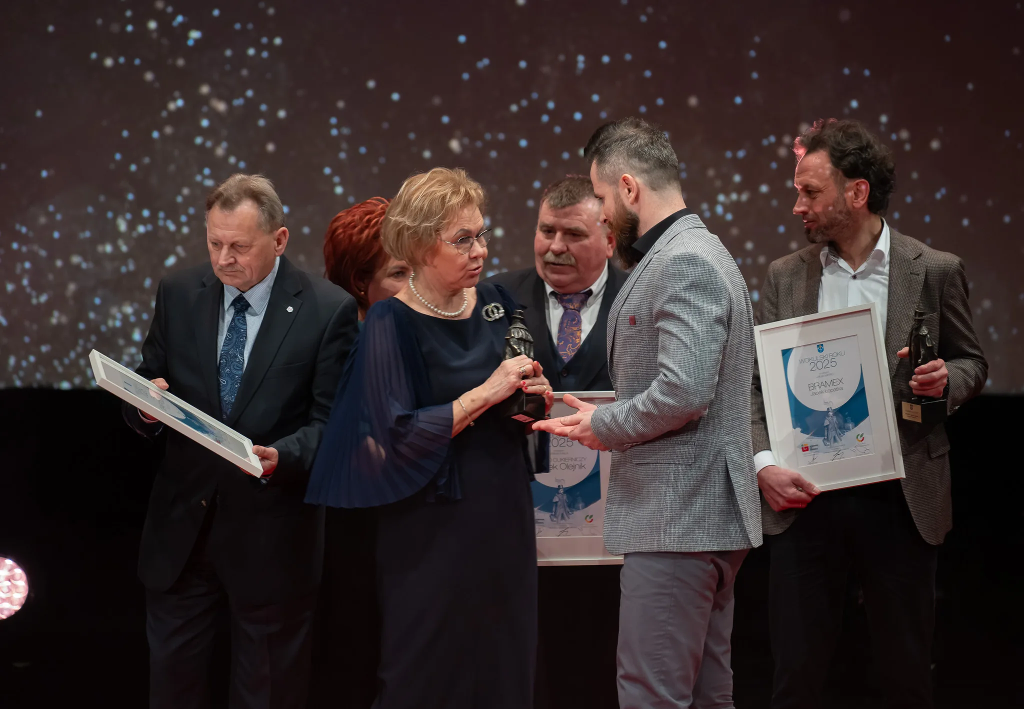 Przedstawiciele firmy GRAF Polska odbierają statuetkę Wokulski Roku podczas uroczystej gali święta miasta.
