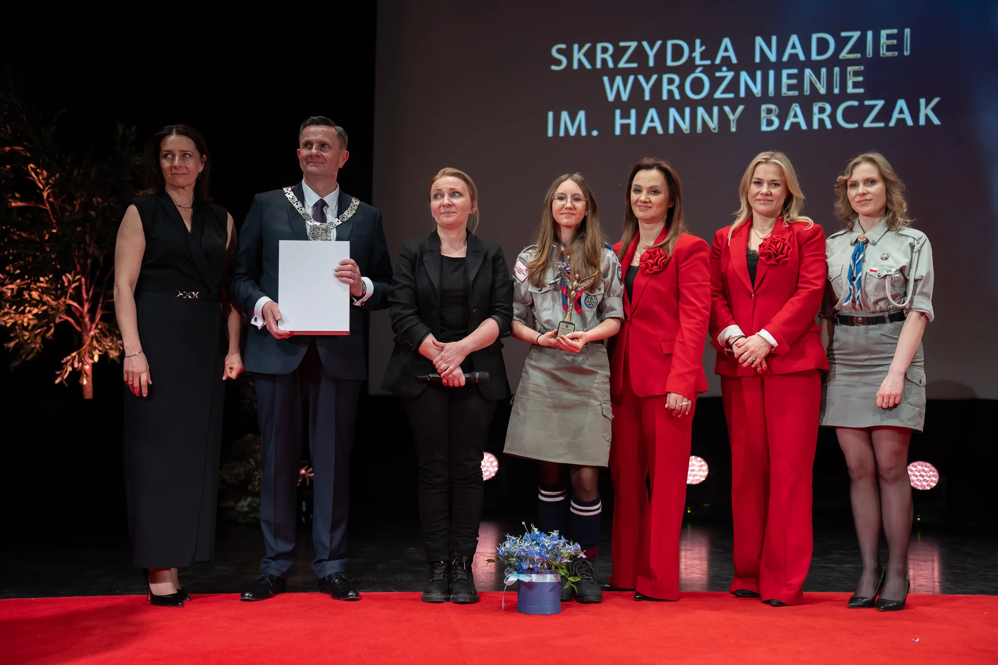 Karina Salamon z mamą patronki nagrody Hanny Barczak oraz prezydentem Krzysztofem Jażdżykiem i radnymi podczas wręczania Skrzydeł Nadziei.